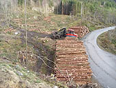 Store maskinar og tømmerhaugar ved Fossåkrossen